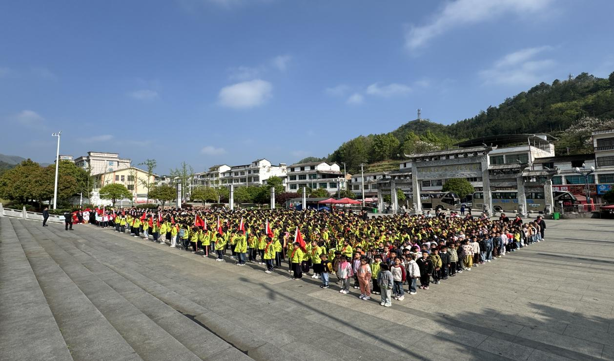 紫云自治縣第三小學(xué)教育集團(tuán)在紫云羊場紅色文化公園緬懷先烈。
