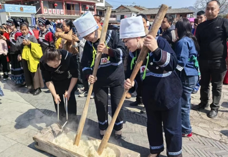 北京玉淵潭櫻花節上演貴州非遺“連連看”。