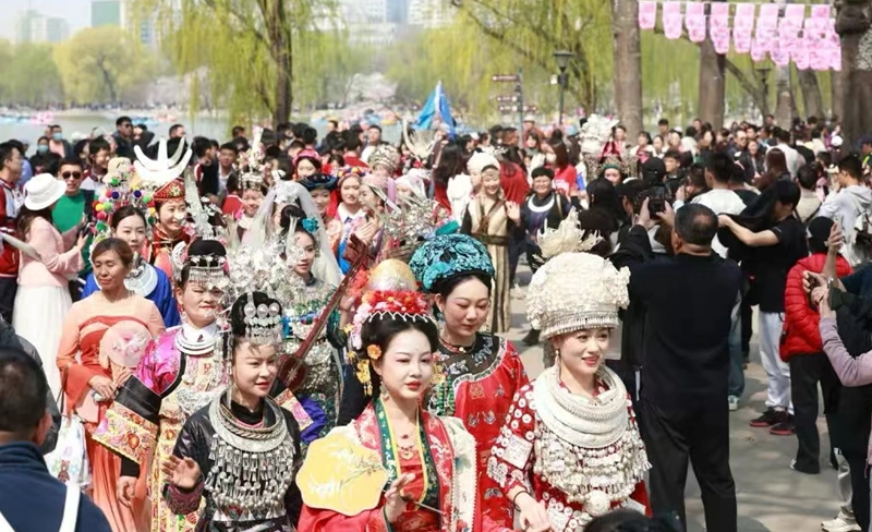 北京玉淵潭櫻花節上演貴州非遺“連連看”。
