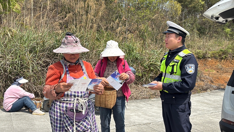 “茶山警務(wù)”守護(hù)春茶香。