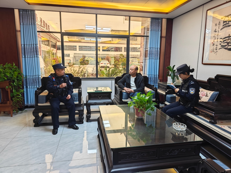 “茶山警務(wù)”守護(hù)春茶香。