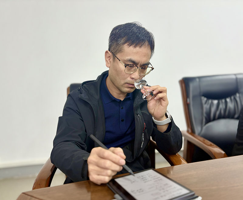 醬科所所長正認真了解企業需求,解決企業生產技術上的難題。