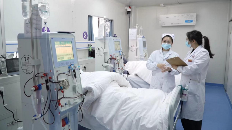 福泉市牛場(chǎng)中心衛(wèi)生院血透室醫(yī)生護(hù)士正在溝通患者情況。