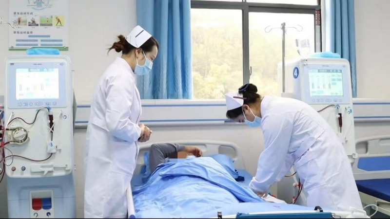 福泉市牛場(chǎng)中心衛(wèi)生院血透室護(hù)士為患者服務(wù)。