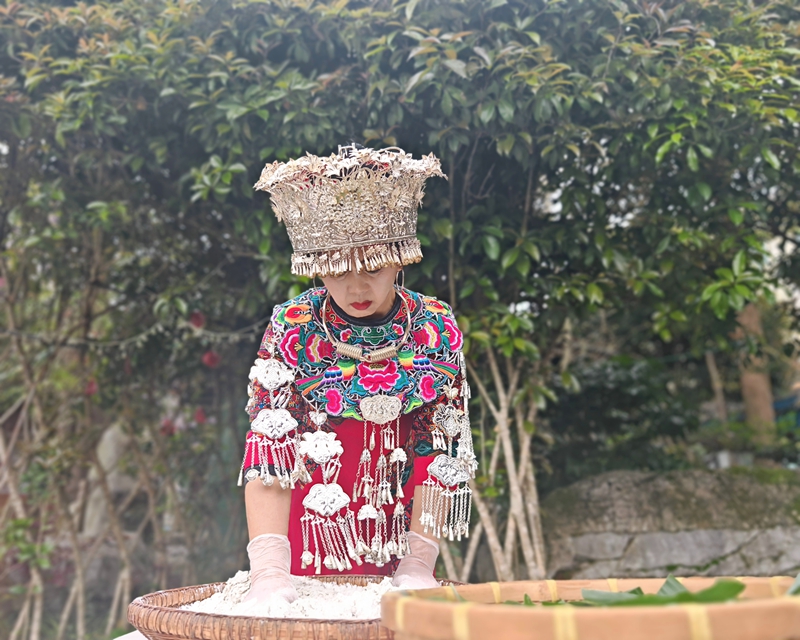 貴州松桃:清明時節 傳統美食清明粑受歡迎。