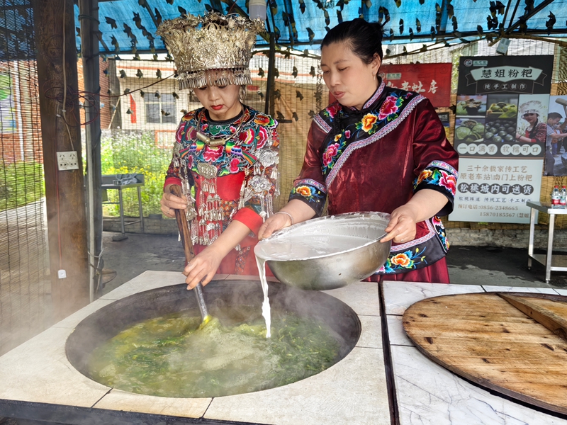 貴州松桃:清明時節 傳統美食清明粑受歡迎。