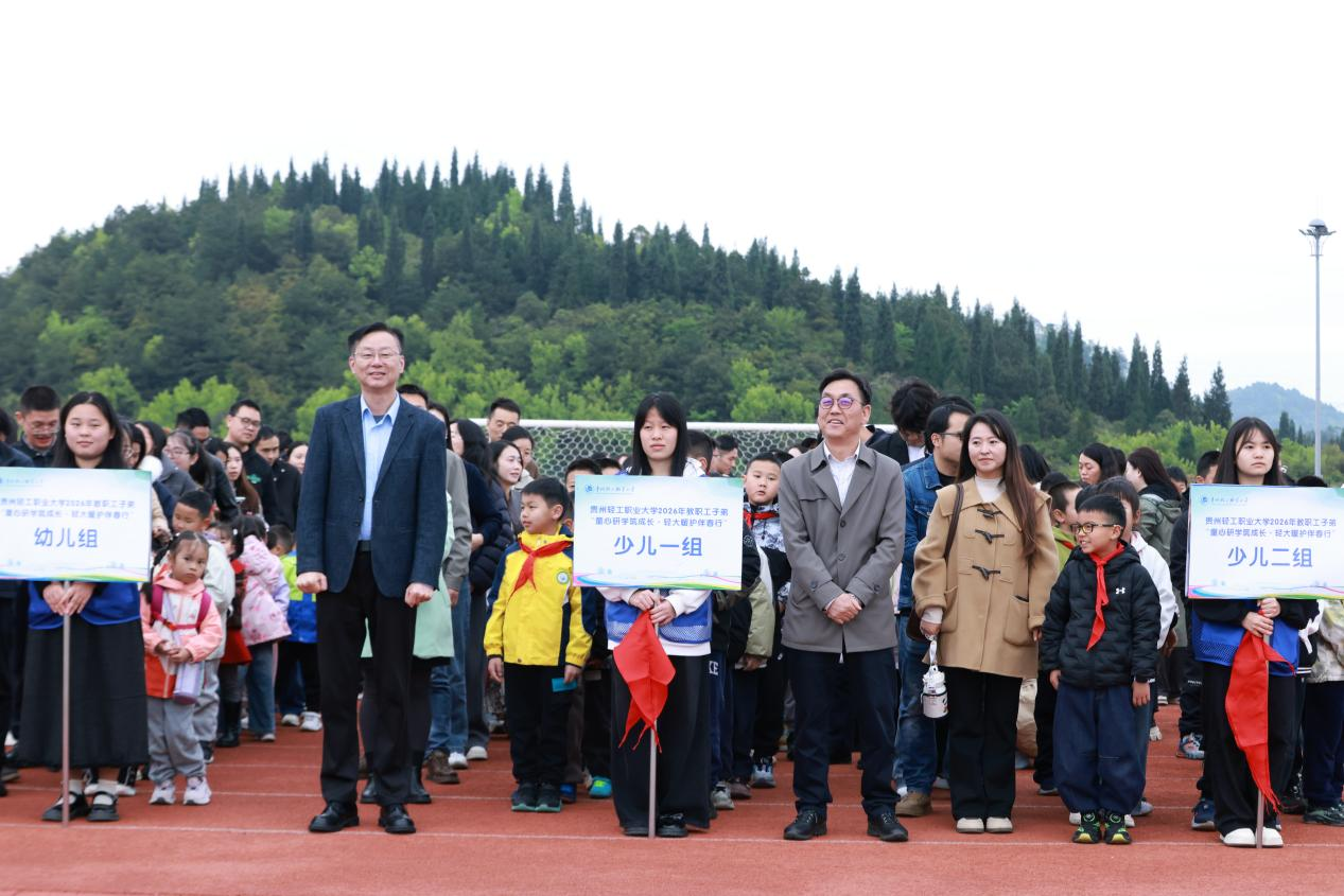 學校領導參加研學營開營升旗儀式。