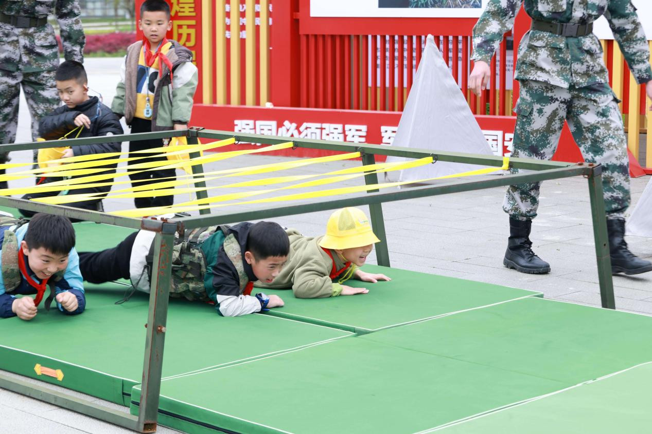 少兒組開展沉浸式軍事體驗之穿越障礙。