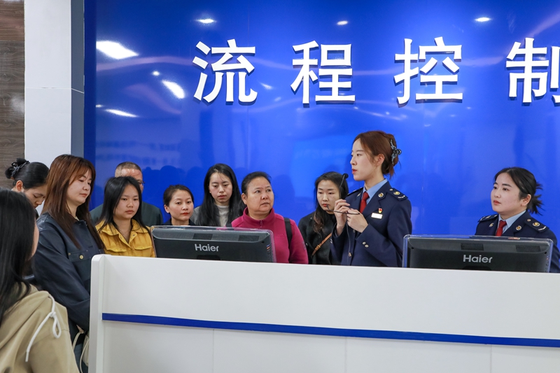 納稅人繳費人了解智能AI工具分析大批量稅費訴求運行情況。