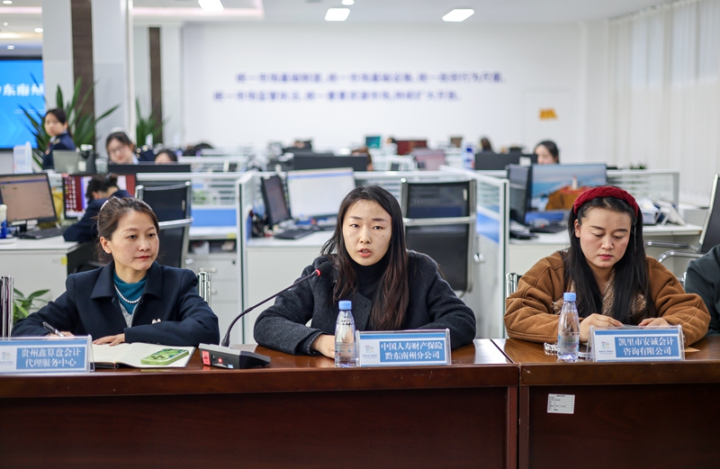 納稅人代表對線上系統操作提意見建議。