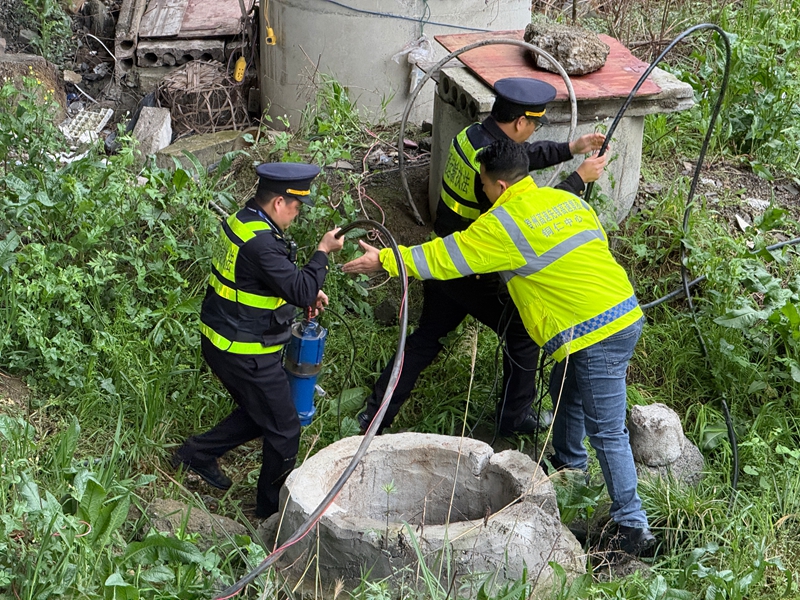 執法人員將水泵取出。.jpg