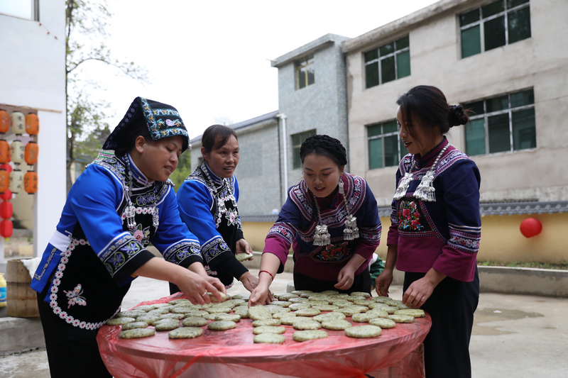 將制作好的清明粑擺放整齊。