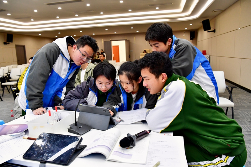 同學(xué)們運(yùn)用平板做實(shí)驗(yàn)。.jpg