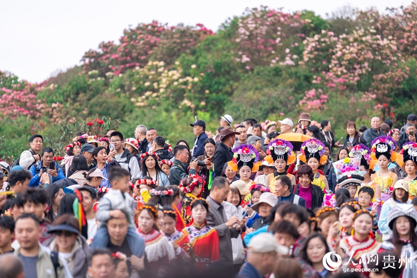 游客在景區內游覽。人民網記者 涂敏攝