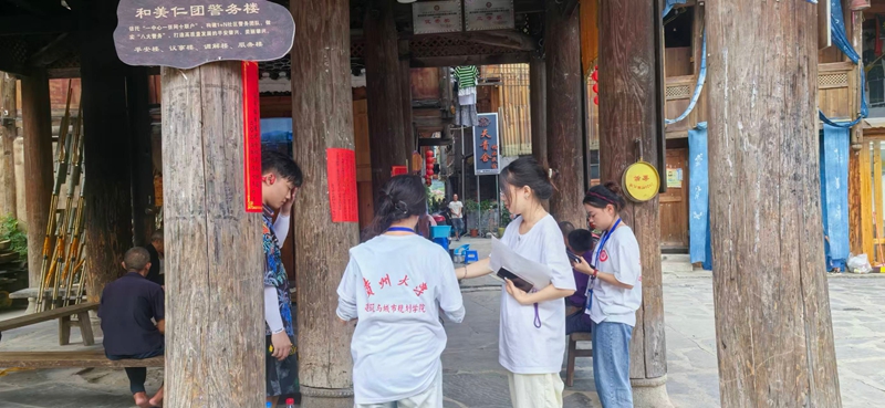 貴州大學同學在肇興侗寨開展古建筑調研。
