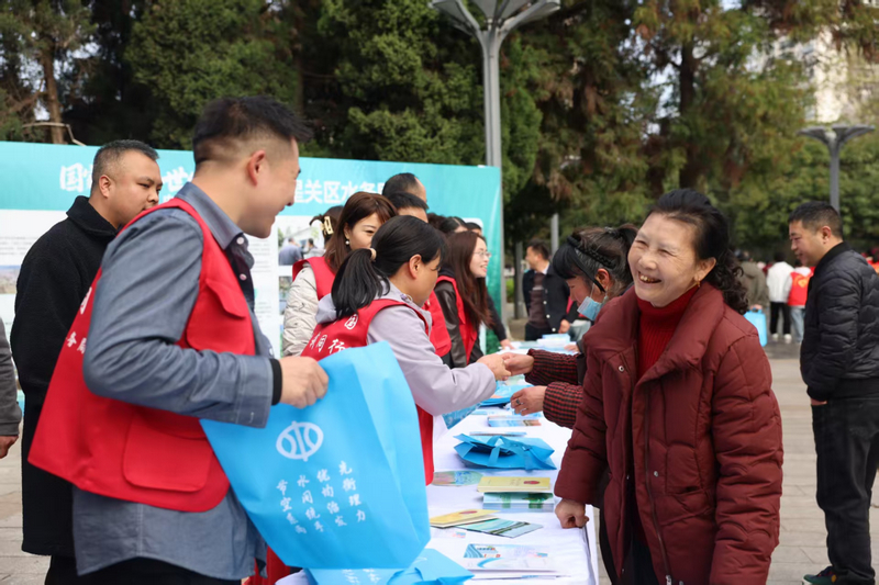 畢節市水務局聯合七星關區水務局等單位在七星關區人民公園開展系列宣傳活動。畢節市水務局供圖