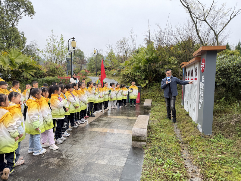 都勻市水務局組織學生在三江堰水生態保護宣教基地開展普法宣傳。都勻市水務局供圖