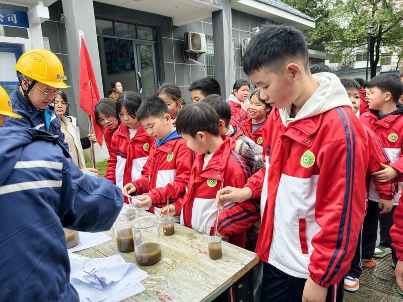 黎平縣水務局組織學生走進縣城第一污水處理廠,開展污水凈化互動實驗,近距離感受污水變清的科學邏輯。歐雪芳攝