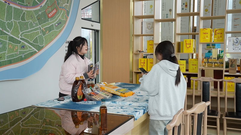 3月21日,貴定縣金海雪山景區(qū)內(nèi),該縣邀請(qǐng)電商專業(yè)院校師生現(xiàn)場(chǎng)直播帶貨,為鄉(xiāng)村振興注入數(shù)字新動(dòng)能。圖為貴州電子商務(wù)職業(yè)技術(shù)學(xué)院學(xué)生正在進(jìn)行直播帶貨。 (2).jpg