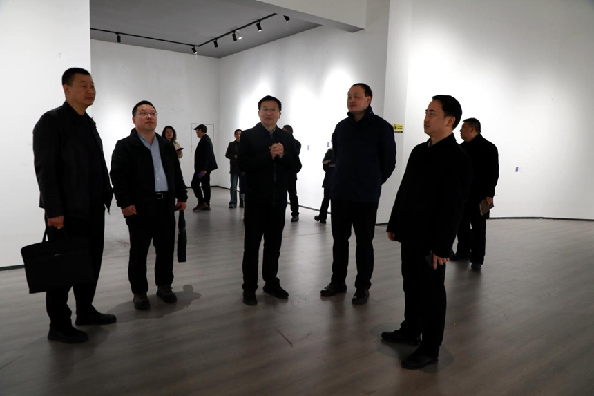 參觀非遺展館籌建場地。