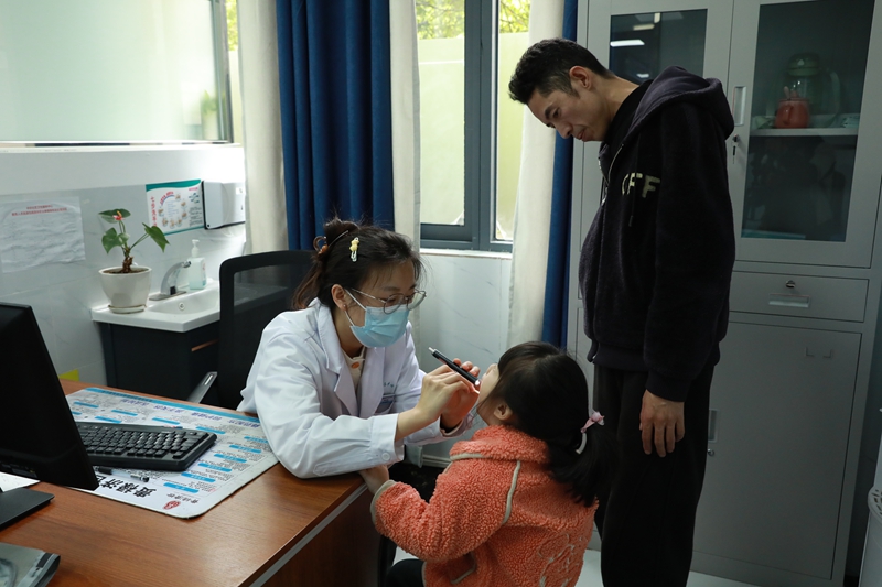 中環(huán)社區(qū)衛(wèi)生服務(wù)中心醫(yī)生為患者檢查。李齊 攝.jpg