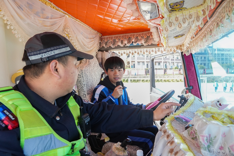 2026年3月30日，貴州省畢節(jié)市納雍縣第六中學(xué)，學(xué)生在縣公安局交通管理大隊(duì)交警的引導(dǎo)下，體驗(yàn)大貨車視覺盲區(qū)。 