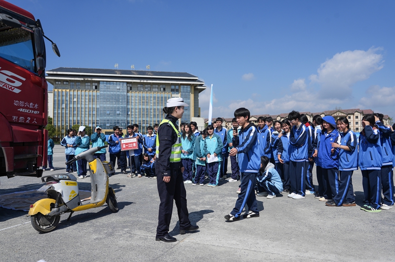 2026年3月30日,貴州省畢節(jié)市納雍縣第六中學(xué),學(xué)生在分享體驗大貨車視覺盲區(qū)感受。