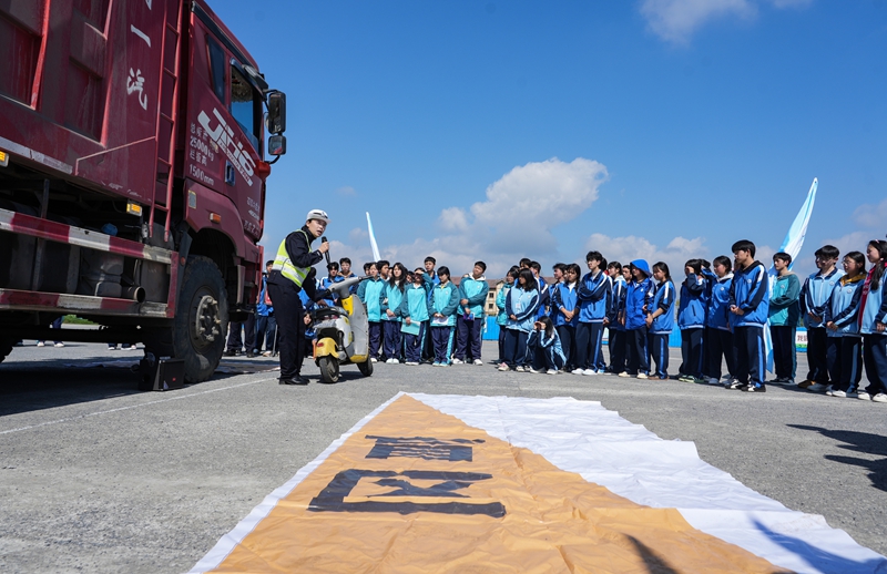 2026年3月30日,貴州省畢節市納雍縣第六中學,縣公安局交通管理大隊交警在給學生講解騎共享電動車時,如何避開大貨車視覺盲區。