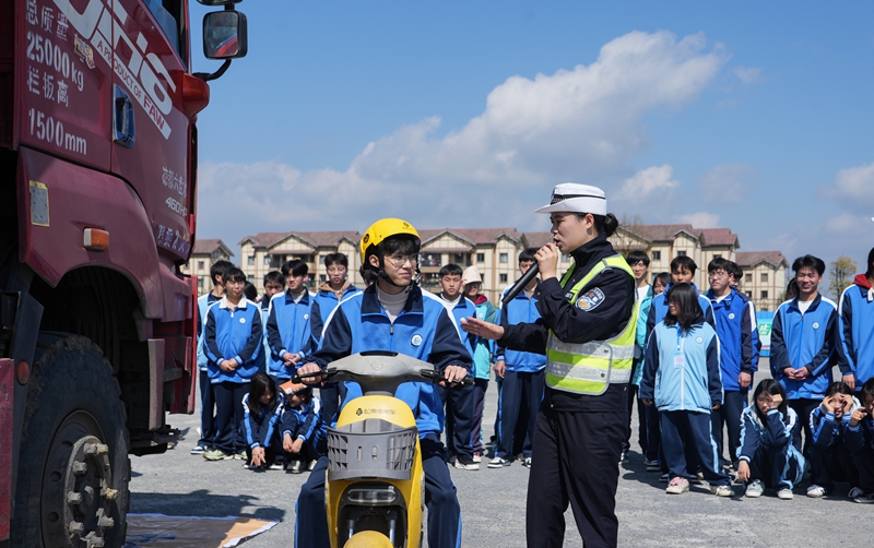 2026年3月30日,貴州省畢節(jié)市納雍縣第六中學(xué),縣公安局交通管理大隊交警在給學(xué)生講解騎共享電動車時,如何避開大貨車視覺盲區(qū)。
