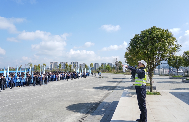 2026年3月30日，貴州省畢節(jié)市納雍縣第六中學(xué)，縣公安局交通管理大隊(duì)交警在給學(xué)生講解騎交通安全知識(shí)。 