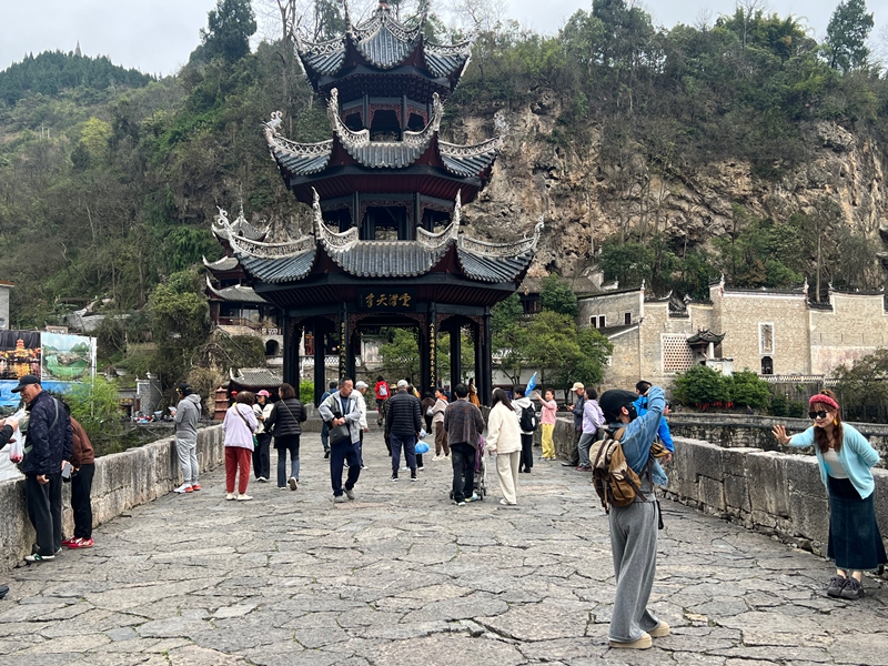 游客紛紛打卡留念。