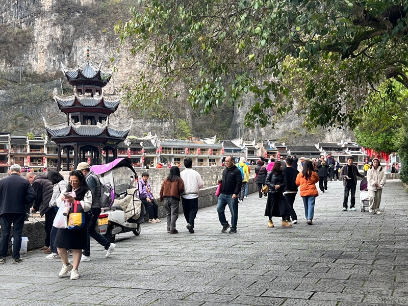 休閑漫游的游客絡繹不絕。