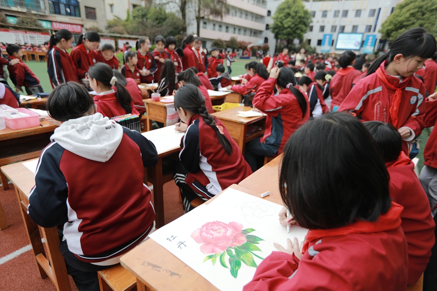 2026年3月31日，貴州省黔西市第一小學(xué)的學(xué)生在校園里賞牡丹，并進(jìn)行現(xiàn)場書法、繪畫、作文和講故事比賽。