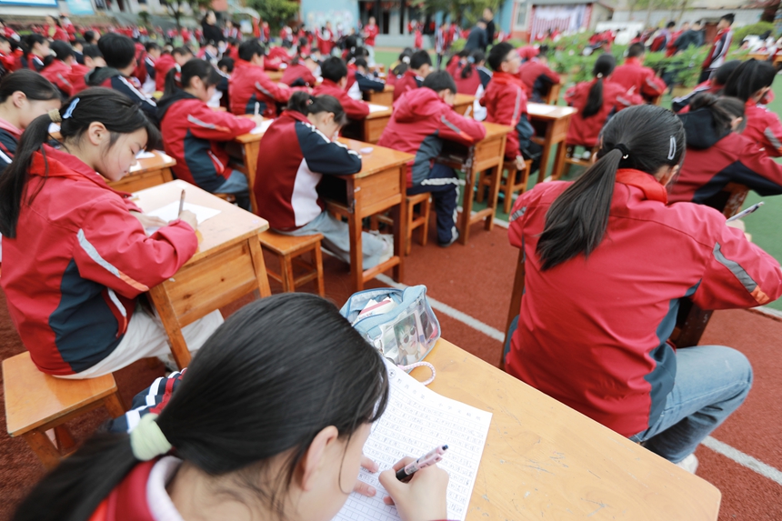 2026年3月31日，貴州省黔西市第一小學的學生在校園里賞牡丹，并進行現場書法、繪畫、作文和講故事比賽。