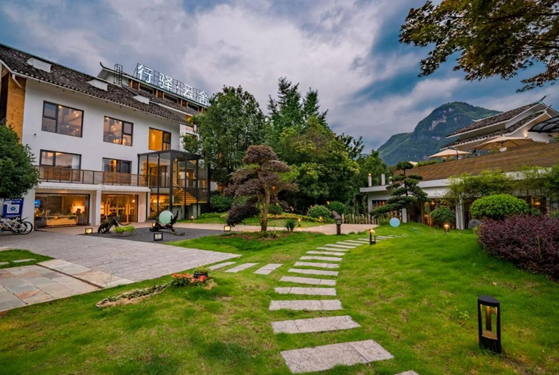 上春山 賞奇峰 貴州梵凈山迎登山熱潮。