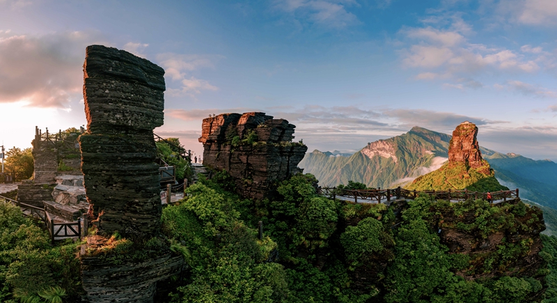 上春山 賞奇峰 貴州梵凈山迎登山熱潮。