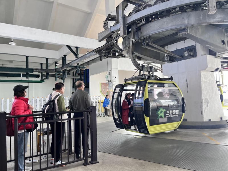 上春山 賞奇峰 貴州梵凈山迎登山熱潮。