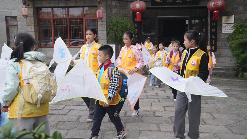 把課堂搬進“春天里”。