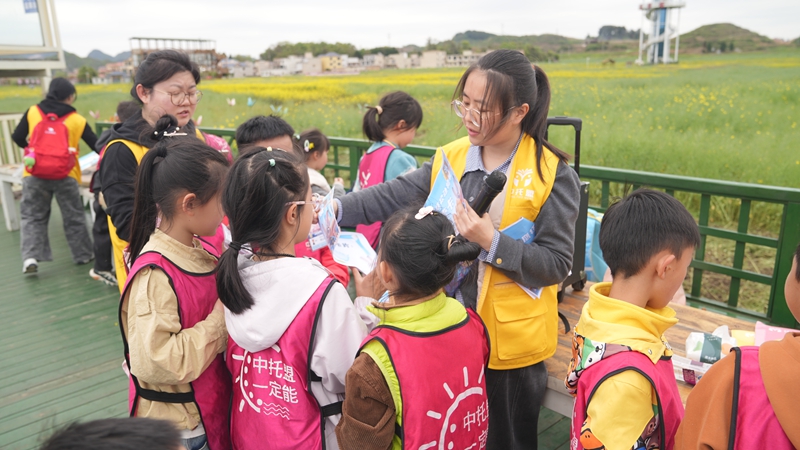 把課堂搬進“春天里”。