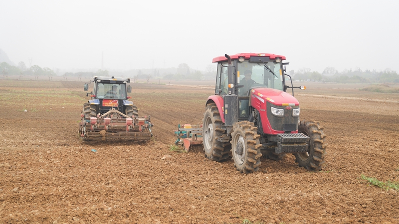 平壩:“鐵牛”馳騁在沃野間 機械化助力春耕生產。