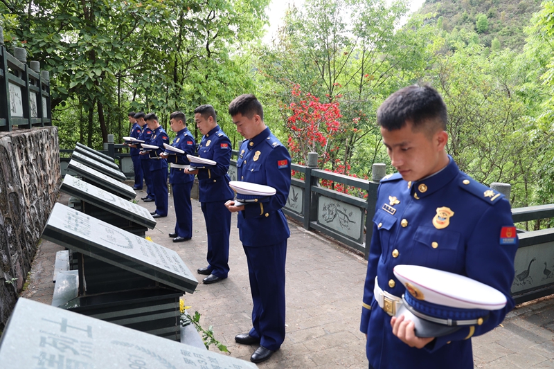 瞻仰烈士墓.jpg