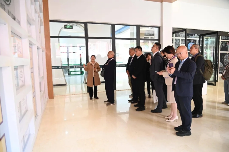 實(shí)地參觀(guān)。