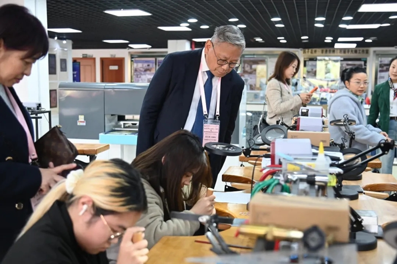 實(shí)地參觀(guān)。