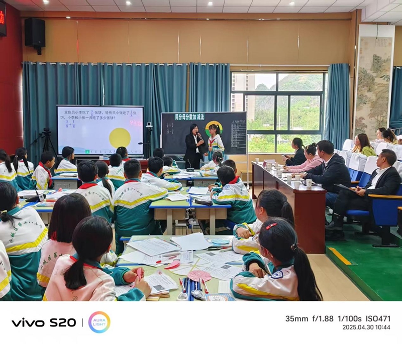 課堂教學(xué)場(chǎng)景.jpg