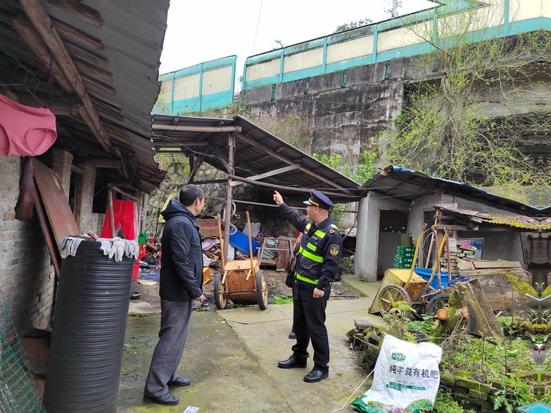 執法人員到國省干線沿線查看村民準備修建房屋情況。 張學遠 攝.jpg