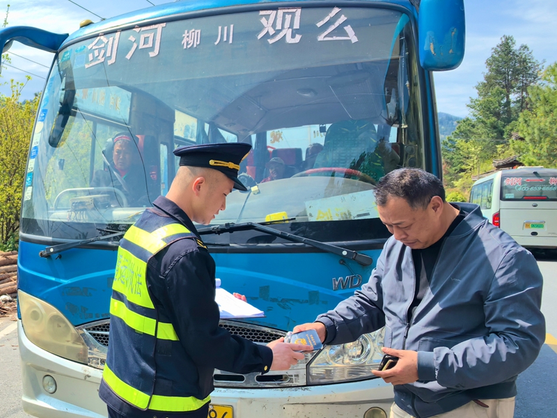 執法人員在查看班線運輸車輛相關證件。 梁博偉 攝.jpg