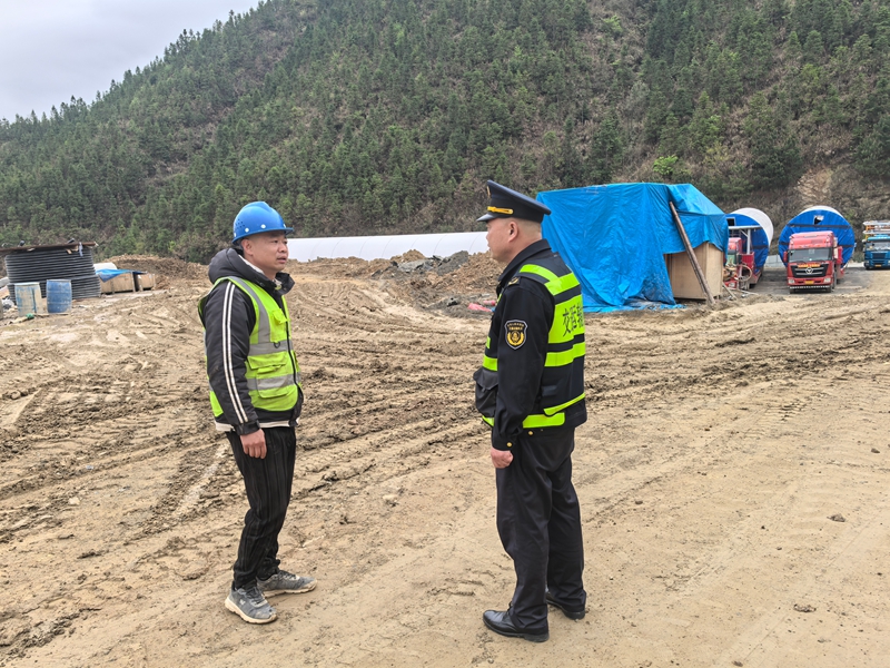 風力發電施工泥土污染路面,現場責令清掃。王新建 攝.jpg