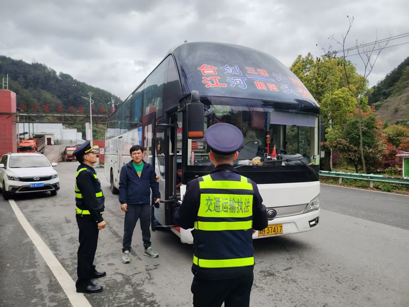 交通綜合執法人員到岑松收費站開展執法檢查。 朱芳發 攝.jpg