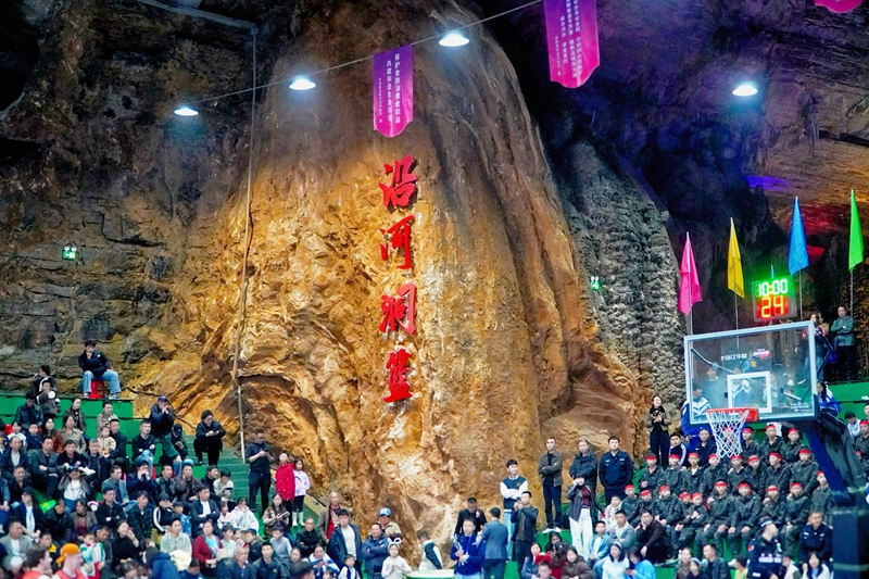 游客在沿河·黑水鎮氽塘村洞藍打卡 田洪兵攝.jpg