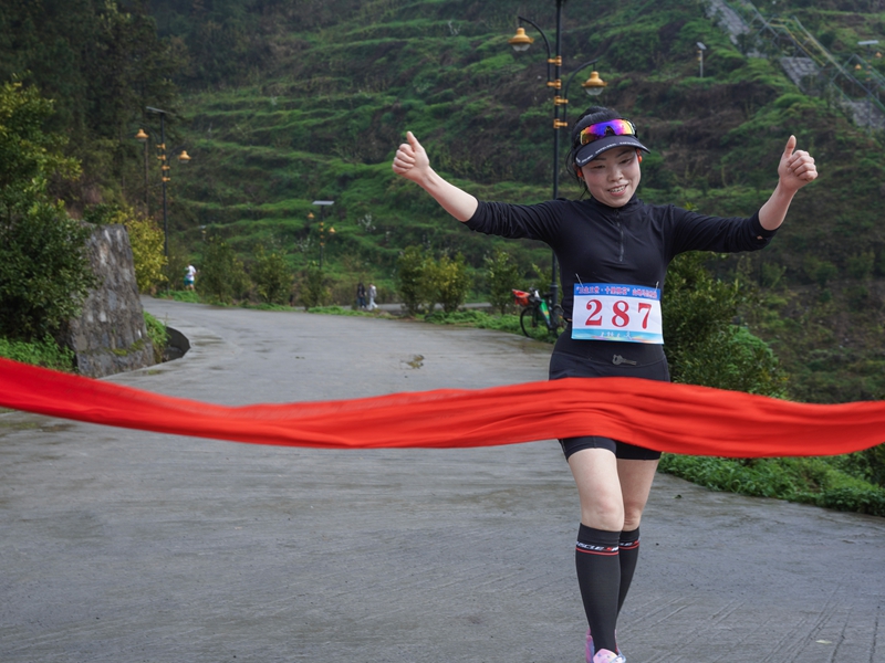 春假 游客在貴州·沿河·黑水鎮“桃李歡喜園”跑步 謝啟長 攝.jpg